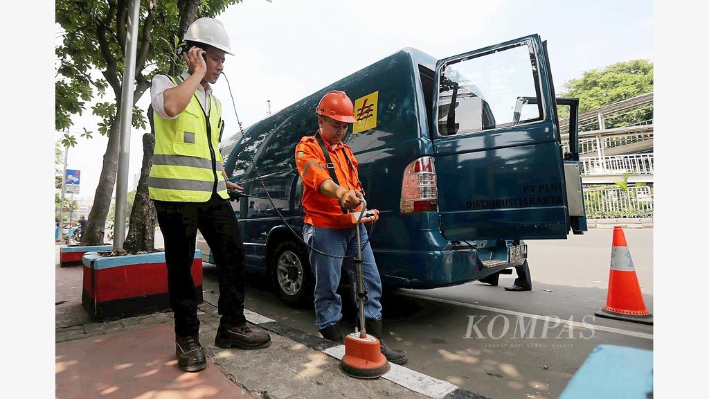 Petugas PLN Distribusi Jakarta mendeteksi kabel tegangan menengah bawah tanah dengan menggunakan mobil deteksi di depan Kantor KPU DKI Jakarta, Senin (17/4). Kegiatan tersebut dilakukan untuk menjamin pasokan listrik pada saat penghitungan suara  Pilkada Gubernur DKI Jakarta nanti.