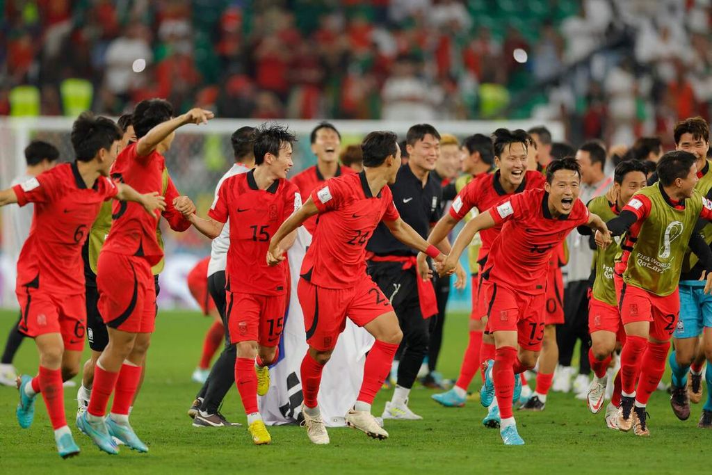 Pemain Korea Selatan merayakan keberhasilan mereka menembus babak 16 besar Piala Dunia Qatar setelah pertandingan Grup H antara Korea Selatan dan Portugal di Stadion Education City, Al Rayyan, Jumat (2/12/2022). 