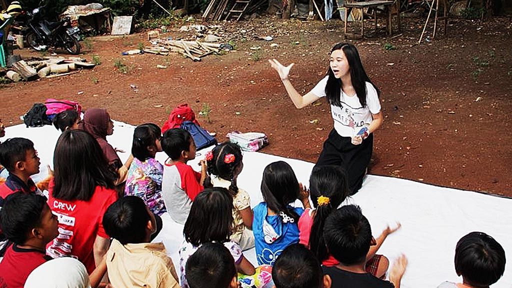 Komunitas Social Designee   mengajar sejumlah  anak di sekitar kampus Universitas Multimedia Nusantara. 