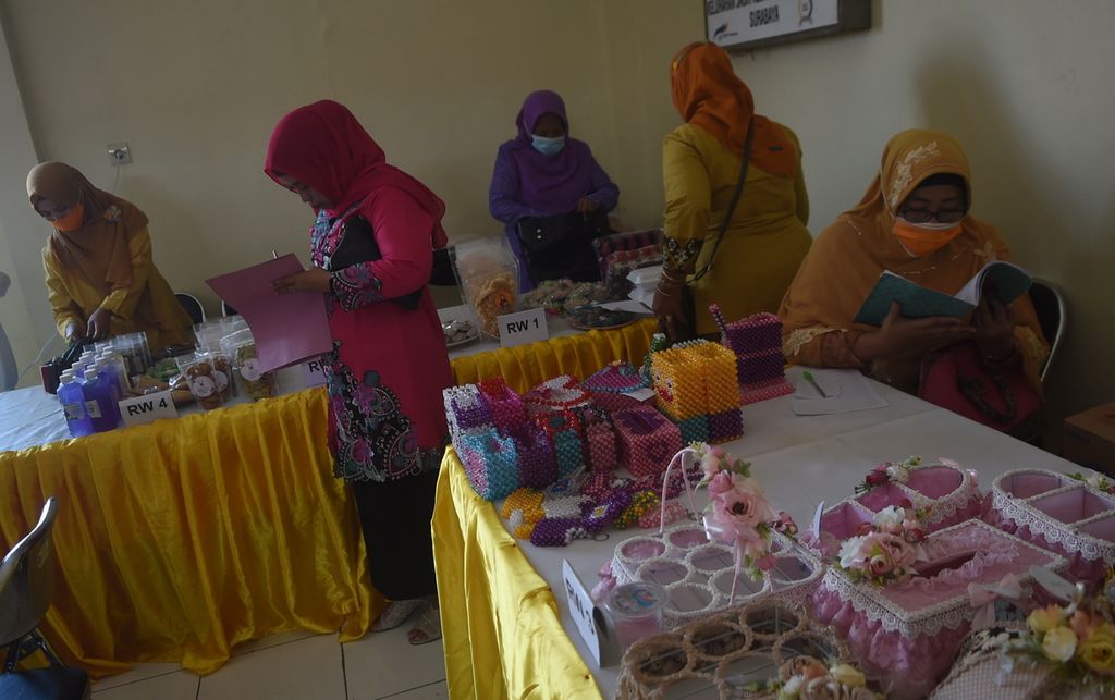 Proses penjurian lomba UMKM di kantor Kelurahan Jagir, Surabaya, Jawa Timur, Selasa (28/12/2021). 