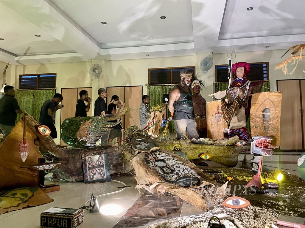 Pemeran seni rupa bertajuk “Bholuh: dari Tanah” di Kota Jayapura, Papua, Rabu (31/1/2024). 