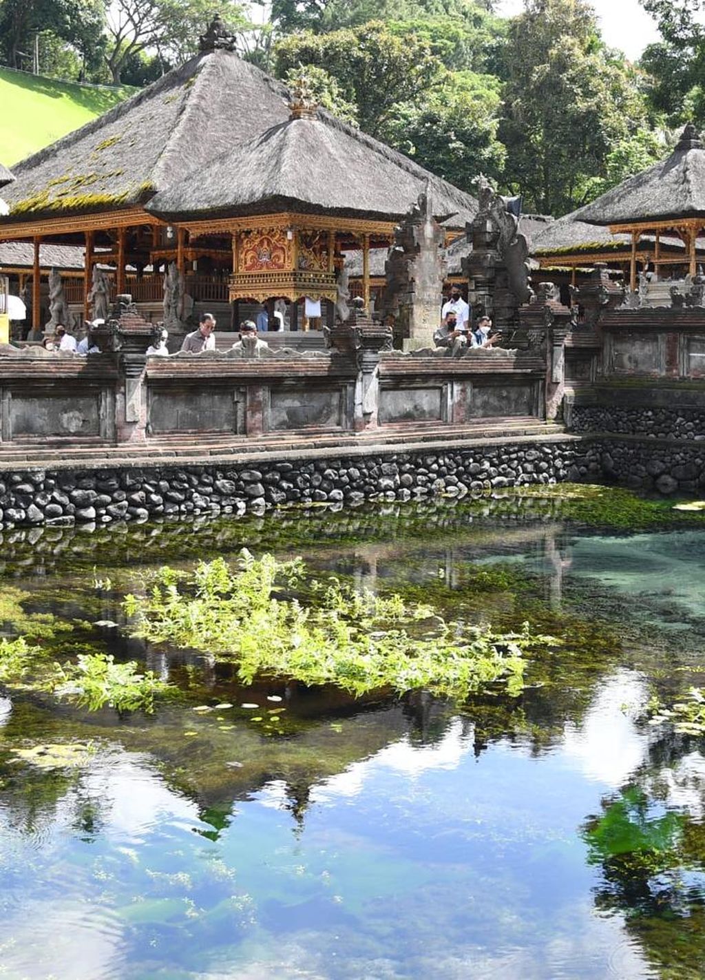 Presiden Joko Widodo berkunjung ke cagar budaya Pura Tirta Empul, Kabupaten Gianyar, Provinsi Bali, Jumat (6/5/2022). Pura yang berada di sebelah timur Istana Kepresidenan Tampaksiring ini memiliki sumber mata air jernih yang digunakan sebagai tempat upacara keagamaan dan juga wisata. 