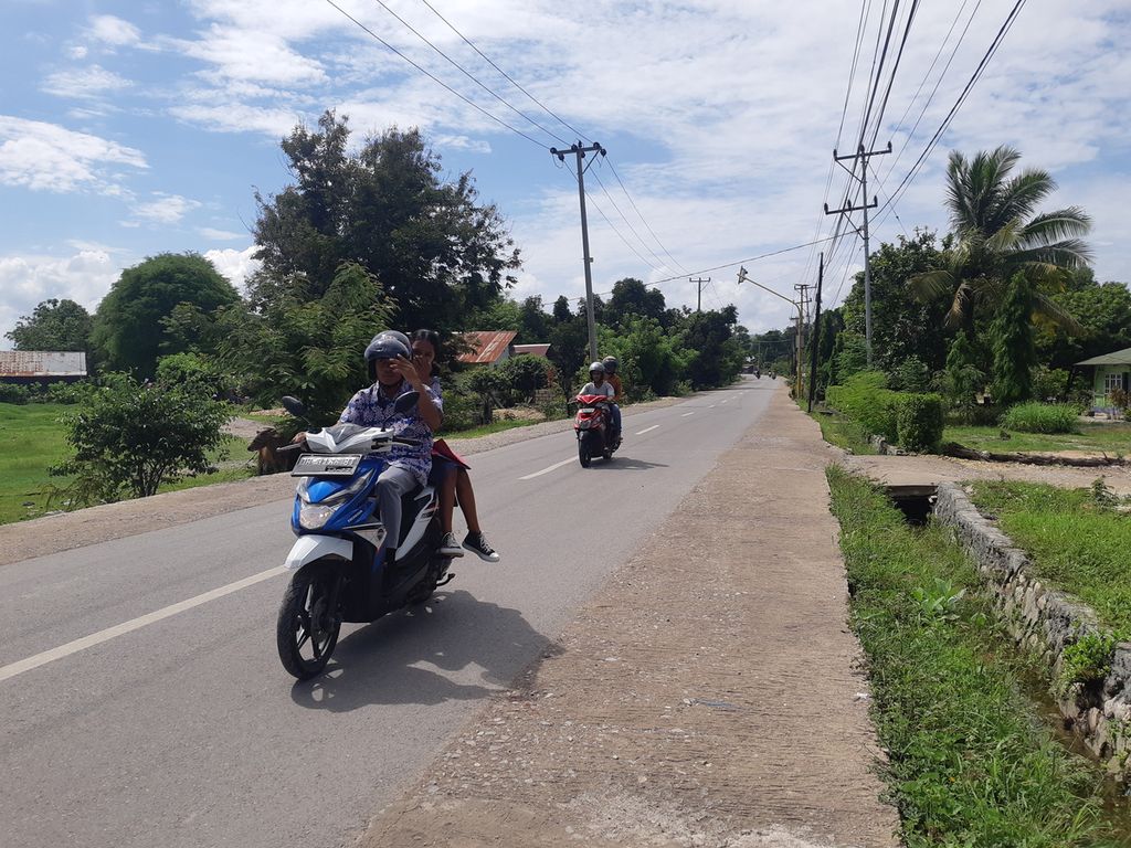 Siswa SMA Negeri 1 Kupang Timur, Kabupaten Kupang, Nusa Tenggara Timur, menggunakan sepeda motor ke sekolah, seperti pada Rabu (23/11/2022). Sekolah itu berada sekitar 1 kilometer dari jalan yang dilewati angkutan umum.