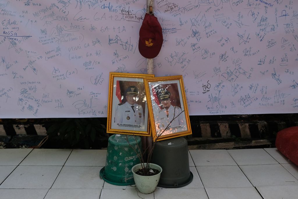 Gambar Walikota Depok Mohammad Idris dan Wakil Walikota Depok Pradi Supriatna disimpan di depan tiang bendera di halaman SDN Pondok Cina 1, Depok, Jawa Barat, Senin (12/12/2022).
