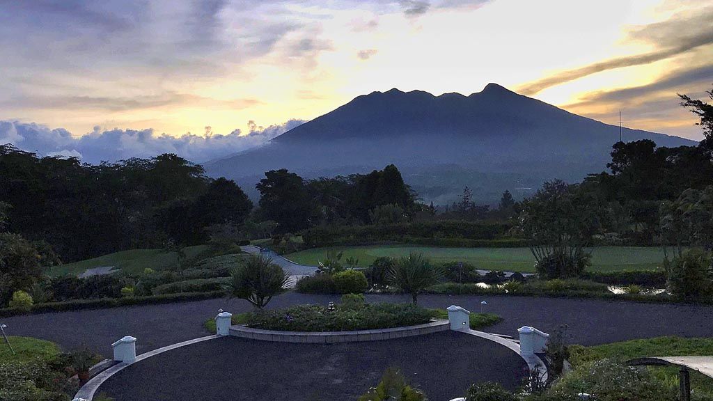 Pemandangan Gunung Salak menjadi bonus bila ber-staycation di Hotel Rancamaya Bogor.