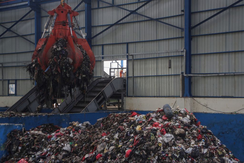 Mesin capit membawa sampah baru untuk diproses menjadi <i>refuse derived fuel </i>(RDF) di kawasan Fasilitas Landfill Mining dan Refuse Derived Fuel Plant TPST Bantargebang, Kota Bekasi, Selasa (27/6/2023). 