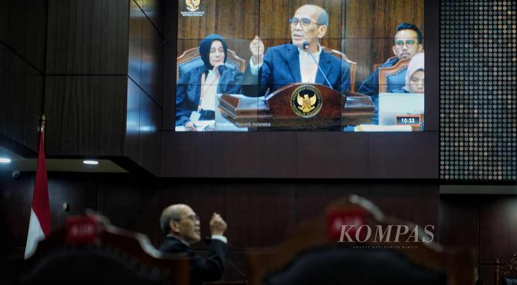 Tampilan layar ketika ekonom Faisal Basri menjadi saksi ahli dalam sidang lanjutan Perselisihan Hasil Pemilihan Umum (PHPU) Pilpres 2024 di Mahkamah Konstitusi (MK), Jakarta, Senin (1/4/2024). 