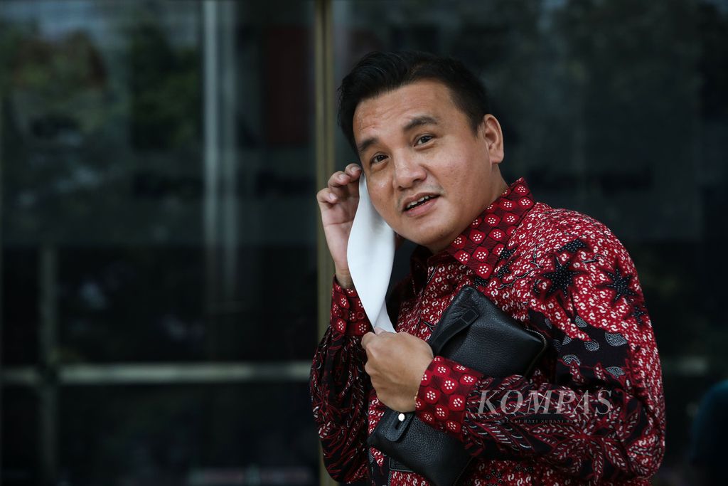 Ketua Komisi Kejaksaan Barita Simanjuntak tiba di gedung Komisi Pembarantasan Korupsi, Jakarta, Selasa (28/7/2020). 