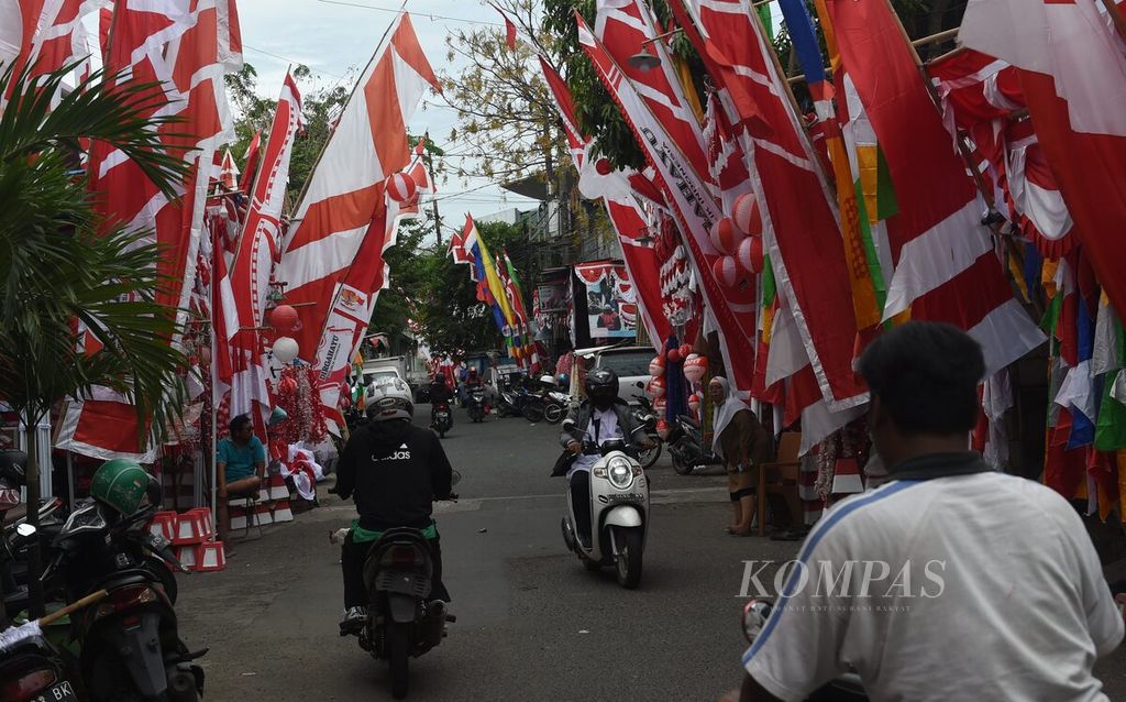 Kampung bendera di Jalan Darmo Kali, Kota Surabaya, Jawa Timur, Senin (1/8/2022). 