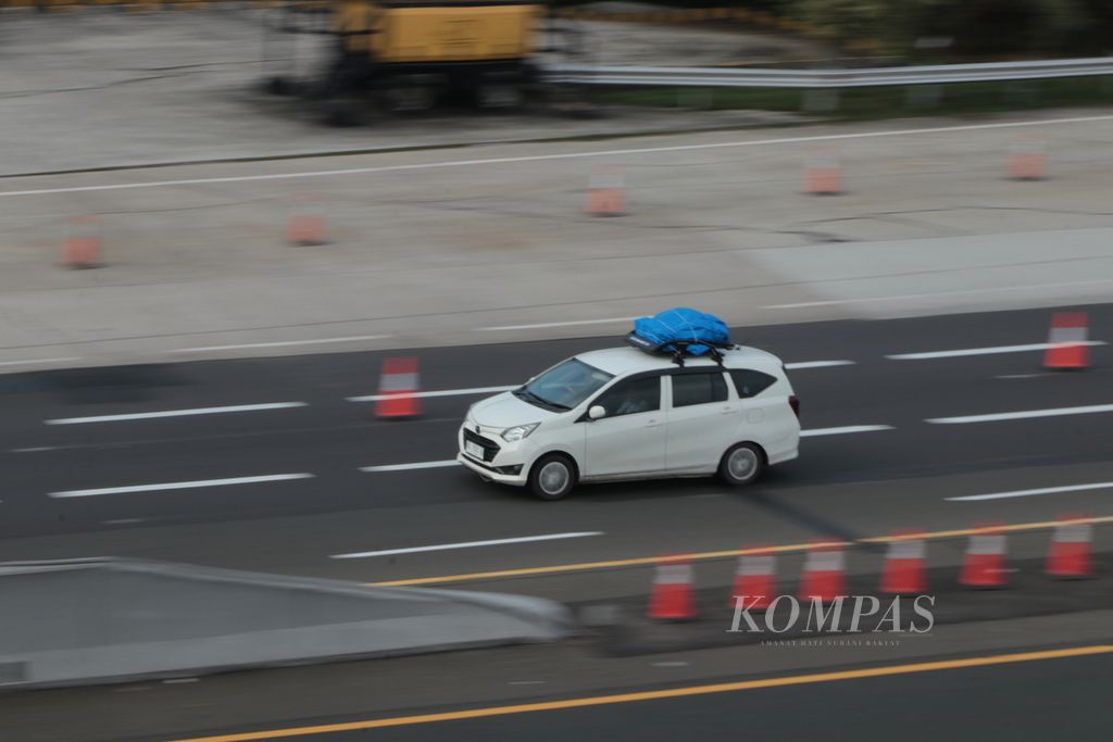 Kendaraan pemudik melintasi tol Jakarta-Cikampek, km 72 arah Jakarta pada Sabtu (14/04/2024).