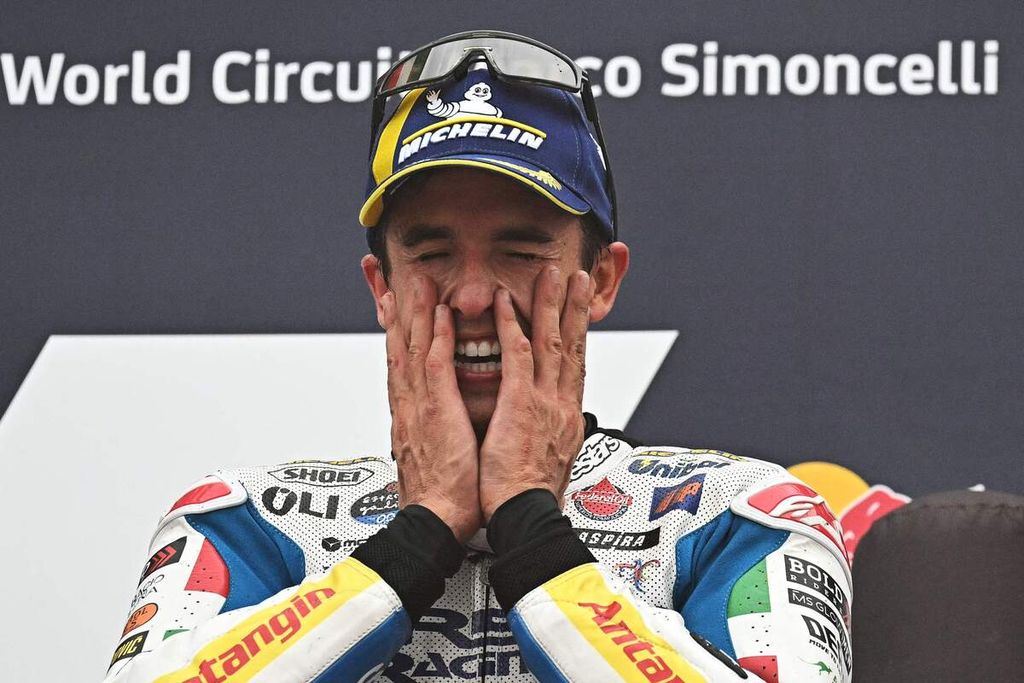 Ekspresi pebalap Gresini Racing, Marc Marquez, setelah memenangi balapan MotoGP seri San Marino di Misano, Italia, Minggu (8/9/2024). 