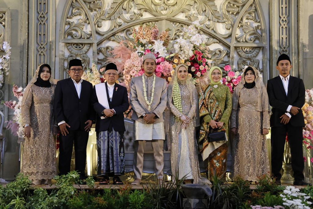 Wakil Presiden Ma'ruf Amin dan Nyonya Wury menghadiri pernikahan Ilham Robbani dan Fatimatuz Zahro, Sabtu (23/12/2023), di Masjid Nasional Al-Akbar Surabaya, Jawa Timur. Ilham adalah putra Juru Bicara Wapres Masduki Baidlowi.