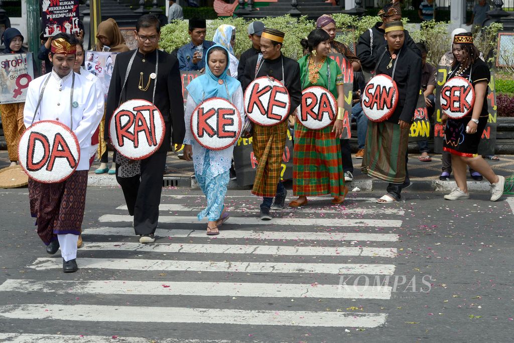 Aktivis LSM Rifka Annisa menggelar aksi mengecam kian maraknya kejahatan kekerasan seksual, di Titik Nol Yogyakarta, Jumat (6/12/2013). 
