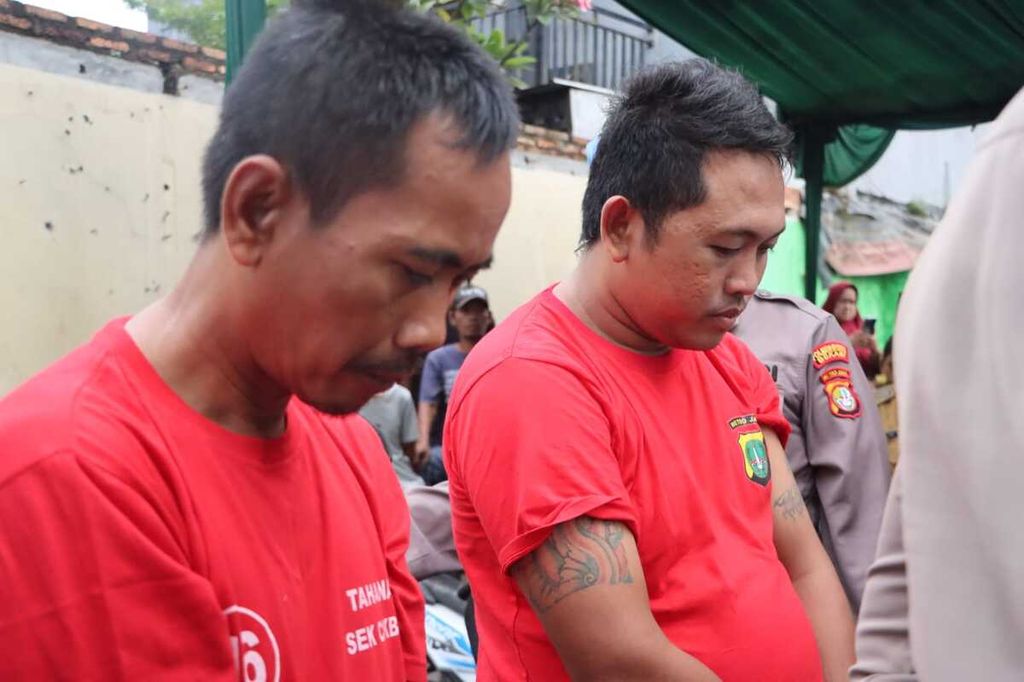 Dua pelaku yang terlibat pencurian sepeda motor di berbagai tempat di Kabupaten Bekasi, Jawa Barat, dihadirkan polisi di Polsek Cikarang Barat,  Selasa (8/11/2022). Para pelaku ini sejak Januari 2022 telah mencuri di 76 tempat di Bekasi.
