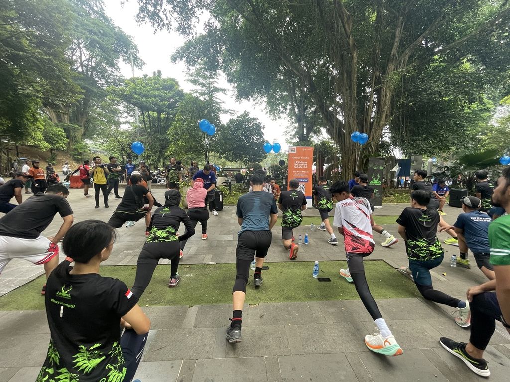 Para peserta Run The Ground melakukan pemanasan di Taman Ekspresi Semper sebelum mengelilingi pusat kota Bogor sejauh 5 kilometer, Sabtu (20/5/2023) pagi.