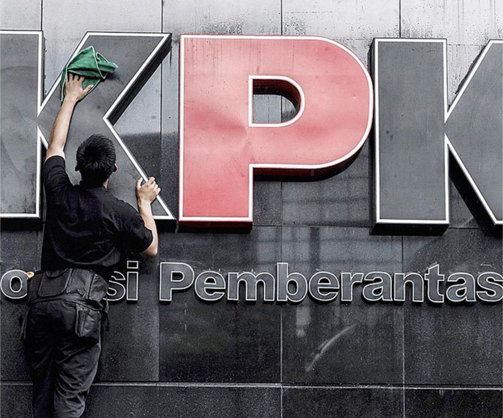 Pekerja membersihkan logo Komisi Pemberantasan Korupsi di Gedung KPK, Jakarta, Senin (5/2/2018).