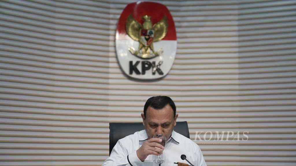 Ketua KPK Firli Bahuri minum air yang disediakan setelah berbicara dalam konferensi pers di Gedung Merah Putih KPK, Jakarta, Senin (20/11/2023). 