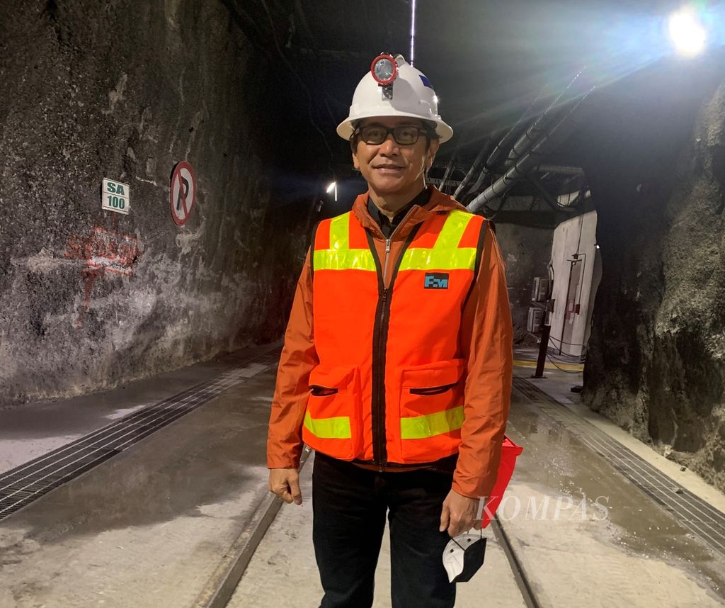 Komposer Addie MS saat menjelajahi tambang bawah tanah PT Freeport Indonesia di Mimika, Papua, Kamis (7/4/2022).