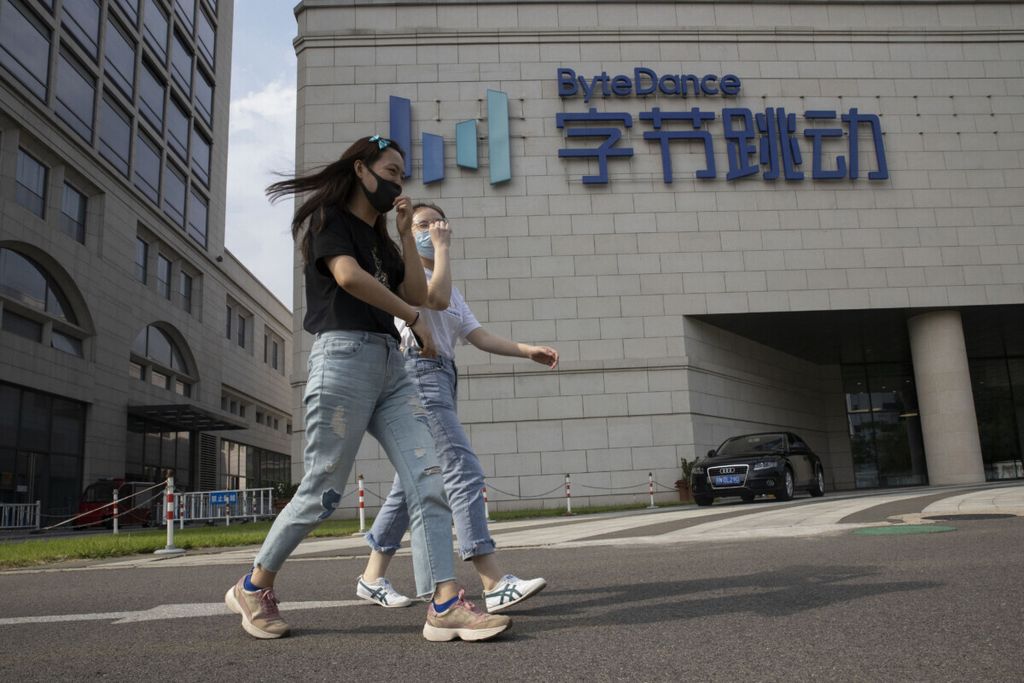 Dalam arsip foto pada 7 Agustus 2020 ini terlihat dua perempuan melintas di depan kantor pusat ByteDance, pemilik Tiktok, di Beijing, China. China membantah Tiktok digunakan untuk mengumpulkan data yang dibagikan kepada Pemerintah China. 