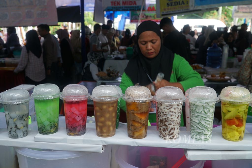 Beragam minuman manis yang dijual di pelataran parkir Ruang Terbuka Hijau Imam Bonjol, Kota Padang, Sumatera Barat, Jumat (24/3/2023) sore.