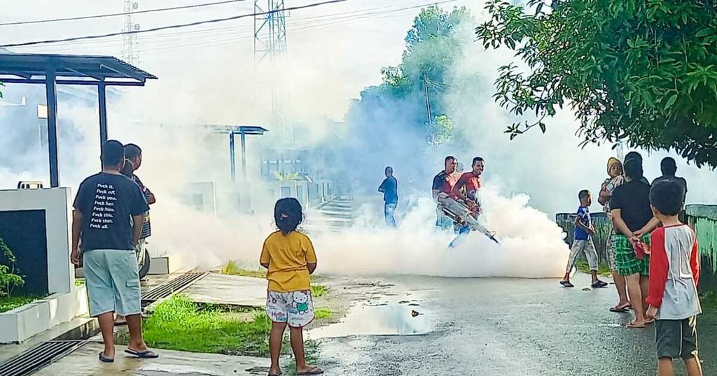Kegiatan <i>fogging</i> yang dilakukan TNI AD di lingkungan permukiman TNI AD di Kelurahan Kuanino, Kota Kupang, Senin (13/3/2023). <i>Fogging</i> ini untuk mencegah penyebaran nyamuk <i>Aedes aegypti</i>, yang menyebabkan demam berdarah dengue.