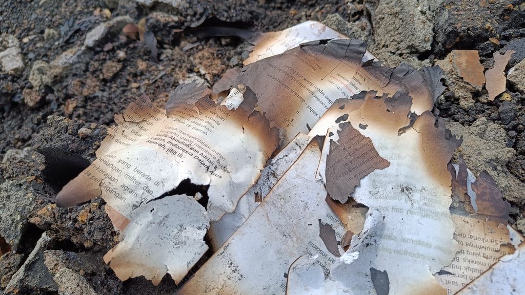 Sisa buku pelajaran sekolah yang terbakar di Jalan Kebayoran Lama, Kecamatan Kebon Jeruk, Jakarta Barat, Kamis (3/11/2022).
