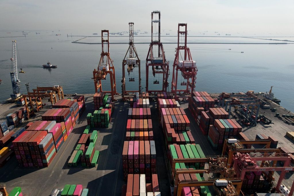 The landscape of the Tanjung Priok Container Port in Jakarta on Thursday (20/7/2023). The Central Statistics Agency announced that Indonesia's trade balance throughout the first semester of 2023 was indeed a surplus of USD 19.93 billion, but the condition actually decreased by 20.24 percent compared to the same period last year.