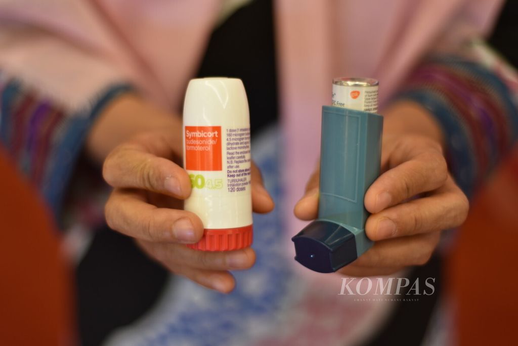 Peserta lomba 10K Borobudur Marathon 2018 asal Jakarta, Kus Hartini, menunjukkan obat semprot <i>inhaler </i>untuk asma seusai mengambil nomor perlombaan Borobudur Marathon 2018 di Magelang, Jawa Tengah, November 2018.