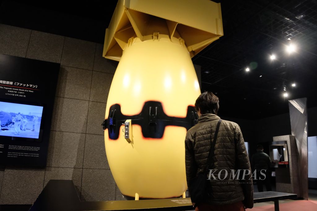 Seorang wisatawan melihat replika Fat Man di Museum Bom Atom Nagasaki, Nagasaki, Jepang, pada Jumat (26/1/2024). Fat Man adalah sebutan bagi bom atom yang meledak di Nagasaki pada 9 Agustus 1945.