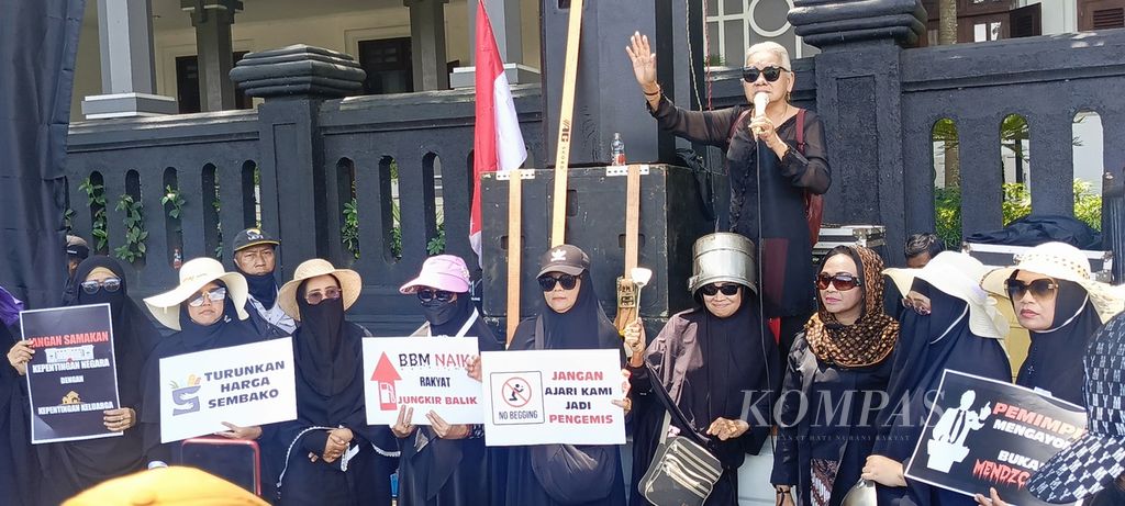 Sekelompok orang mengatasnamakan Aliansi Rakyat Malang Menggugat untuk Indonesia berunjuk rasa di depan Gedung DPRD Kota Malang, Rabu (6/3/2024).
