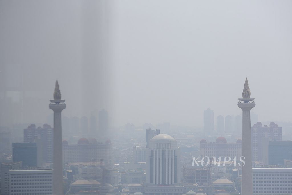 Monumen Nasional berselimut kabut pada Kamis (10/8/2023) siang. Kualitas udara yang buruk di Jakarta dan wilayah sekitarnya masih menjadi permasalahan yang serius. Data IQAir pada hari ini mencapai angka 164 per pukul 11.00. Angka tersebut menunjukan kualitas udara di Jakarta tidak sehat. Kendaraan menjadi salah satu penyumbang buruknya kualitas udara di Jakarta. 