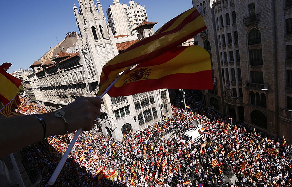 Ribuan pengunjuk rasa, Minggu (8/10), di Barcelona, membawa bendera Spanyol dalam demonstrasi untuk mendukung persatuan negara itu. Unjuk rasa digalang kelompok Masyarakat Sipil Catalonia yang menolak pemisahan Catalonia dari Spanyol. 