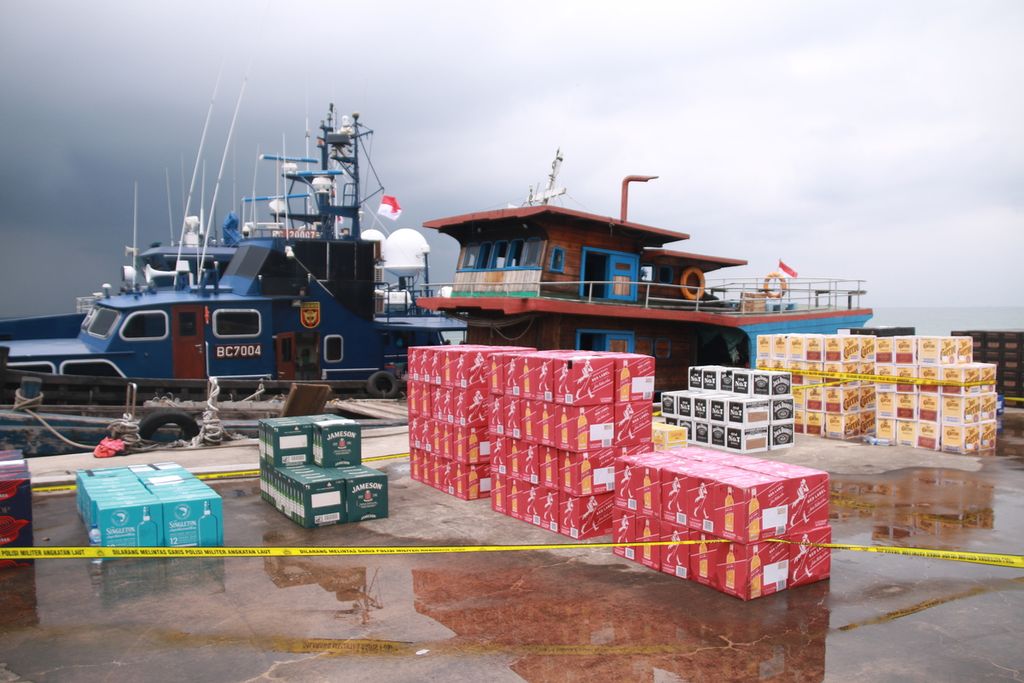 Muatan 8.784 botol minuman beralkohol ilegal dikeluarkan dari sebuah kapal tanpa nama di Batam, Kepulauan Riau, Jumat (21/10/2022).