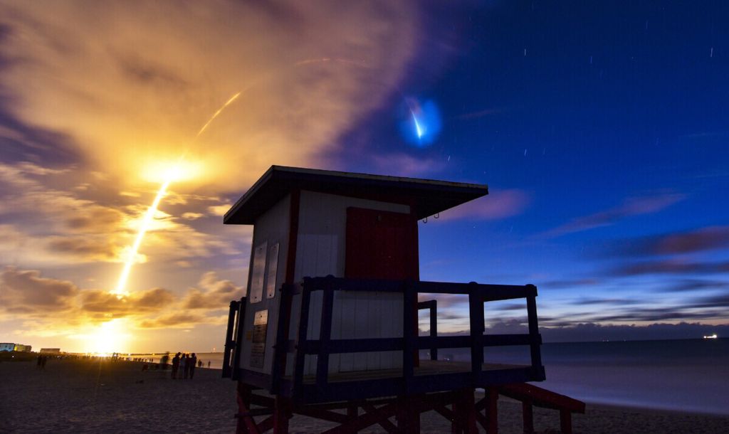 SpaceX meluncurkan satelit komunikasi Starlink di atas roket Falcon 9 pada Sabtu, 13 Juni 2020, pukul 05.21 dari Kompleks Peluncuran Stasiun Angkatan Udara Cape Canaveral 40. Eksposur peluncuran selama empat menit dilihat dari Taman Lori Wilson di Pantai Kakao.