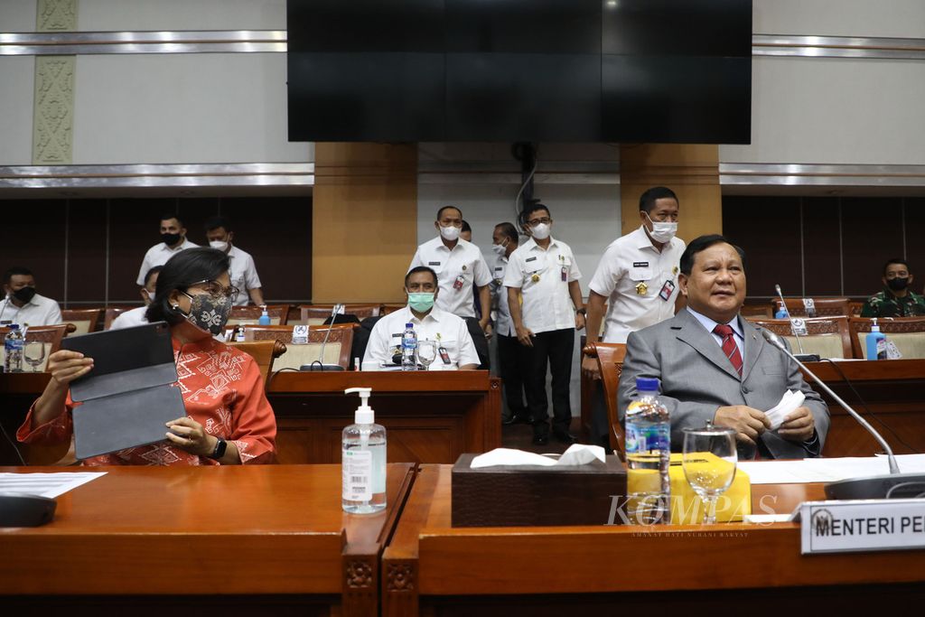 Menteri Keuangan Sri Mulyani Indrawati bersama Menteri Pertahanan Prabowo Subianto bersiap megikuti rapat kerja dengan Komisi I DPR di Kompleks Gedung Parlemen, Senayan, Jakarta, Kamis (27/1/2022).