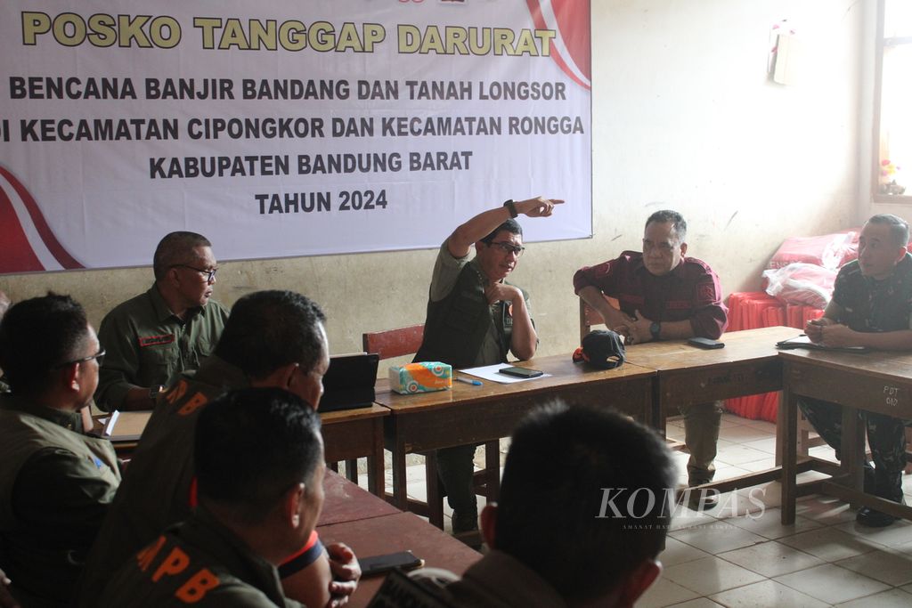 Kepala BNPB Letjen Suharyanto memberikan arahan dalam penanganan longsor di Desa Cibenda, Kecamatan Cipongkor, Kabupaten Bandung Barat, Jawa Barat, Rabu (27/3/2024). 