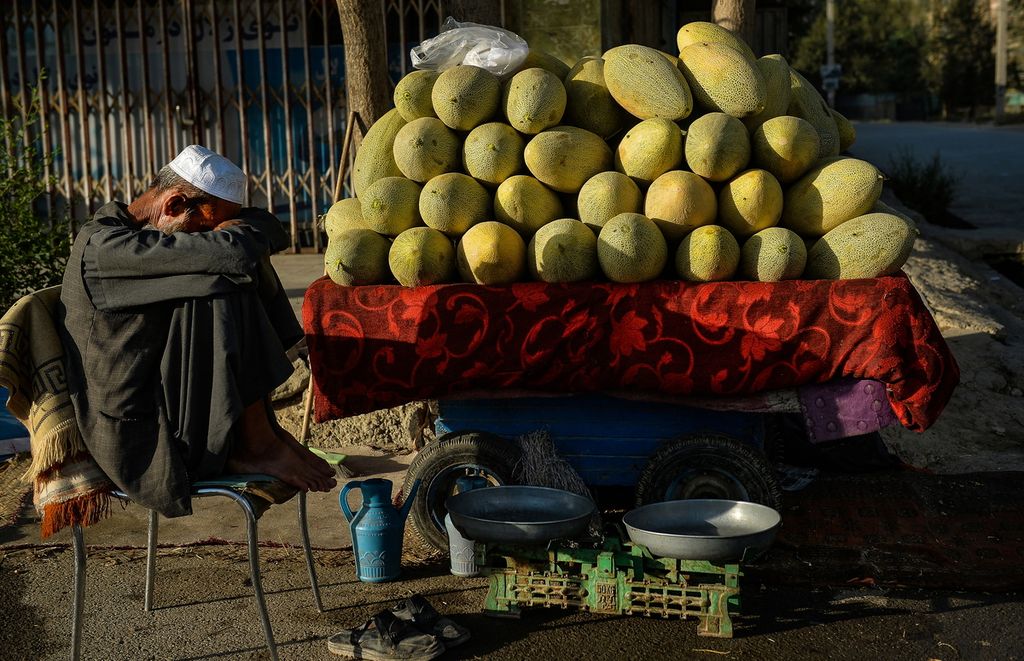 Pedagang buah di Kabul, Afghanistan, pada September 2021. Hampir seluruh rakyat Afghanistan terancam kelaparan akibat perekonomian yang memburuk gara-gara perang dan sanksi internasional