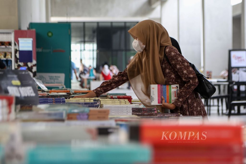 Ilustrasi. Warga mengambil buku yang akan dibelinya di Festival Literasi Jakarta di Taman Ismail Marzuki (TIM), Jakarta, Sabtu (11/11/2023). 