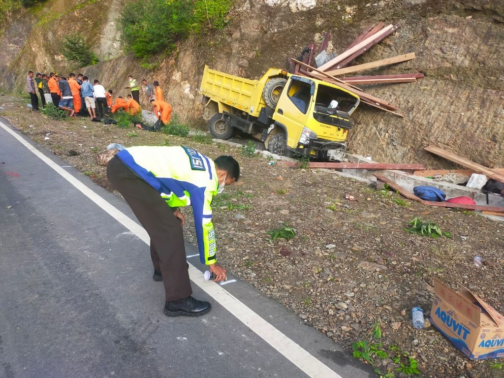 Penyidik dari Polres Manokwari melaksanakan olah tempat kejadian perkara di lokasi kecelakaan truk di Distrik Minyambouw, Kabupaten Pegunungan Arfak, Rabu (14/4/2022). Sebanyak 18 penumpang truk meninggal dalam insiden ini.
