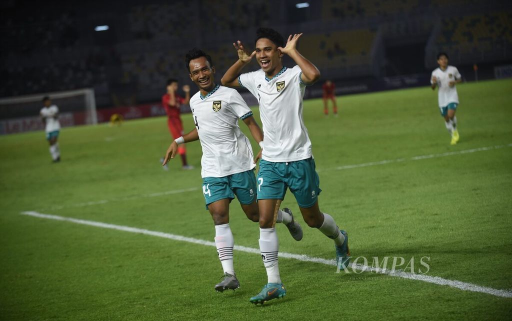 Pemain Indonesia Marselino Ferdinan (kanan) melakukan selebrasi seusai mencetak gol ke gawang Hong Kong dalam Laga Kualifikasi Piala Asia U-20 di Stadion Gelora Bung Tomo, Kota Surabaya, Jawa Timur, Jumat (16/9/2022). Indonesia menang 5-1. 