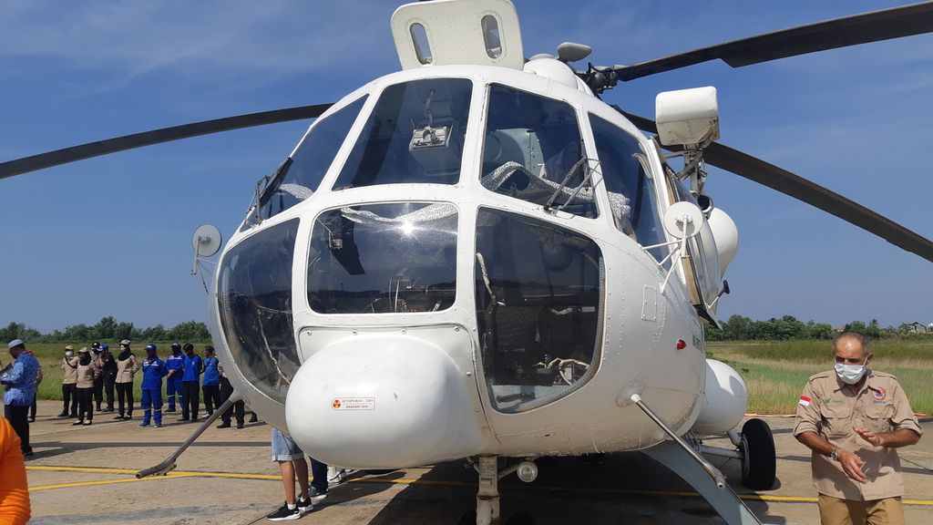Helikopter MI-8 milik BNPB yang ada di Palangkaraya, Kalimantan Tengah, digunakan untuk membawa bantuan ke lokasi yang terdampak banjir, Kamis (17/9/2020). Di Kalteng, tujuh kabupaten masih terendam banjir dan tak kunjung surut.
