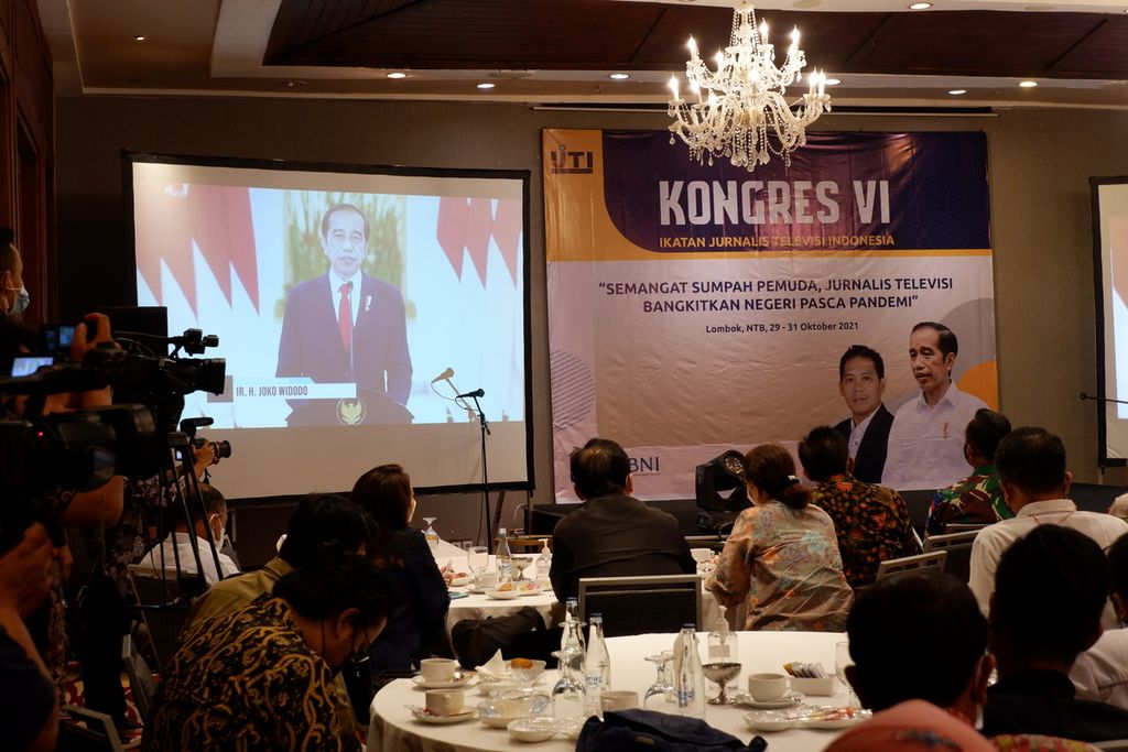 Presiden Joko Widodo memberikan sambutan secara daring sekaligus membuka Kongres IV Ikatan Jurnalis Televisi Indonesia (IJTI) yang dipusatkan di Senggigi, Lombok Barat, Nusa Tenggara Barat, 29 Oktober 2021. 