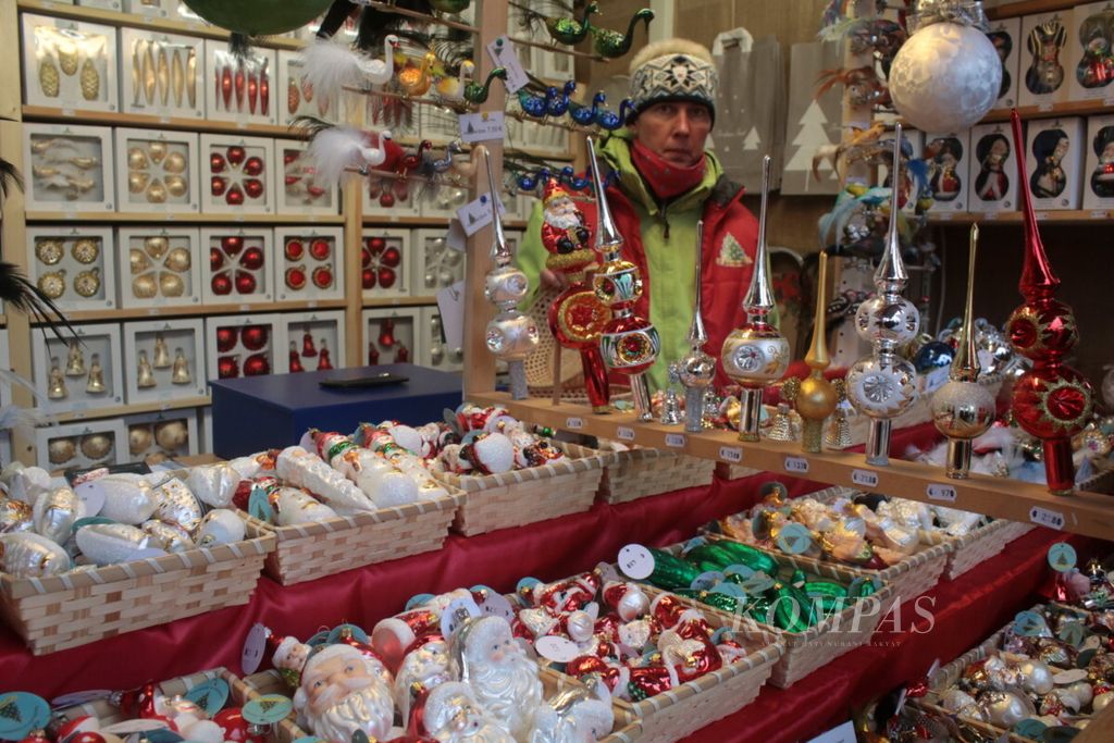 Penjual menjajakan pernik hiasan natal untuk perayaan Natal di Pasar Natal Erfurt, Jerman, Selasa (12/12). Pasar natal menjadi salah satu andalan Pemerintah Jerman untuk menarik wisatawan datang berkunjung setiap tahun.