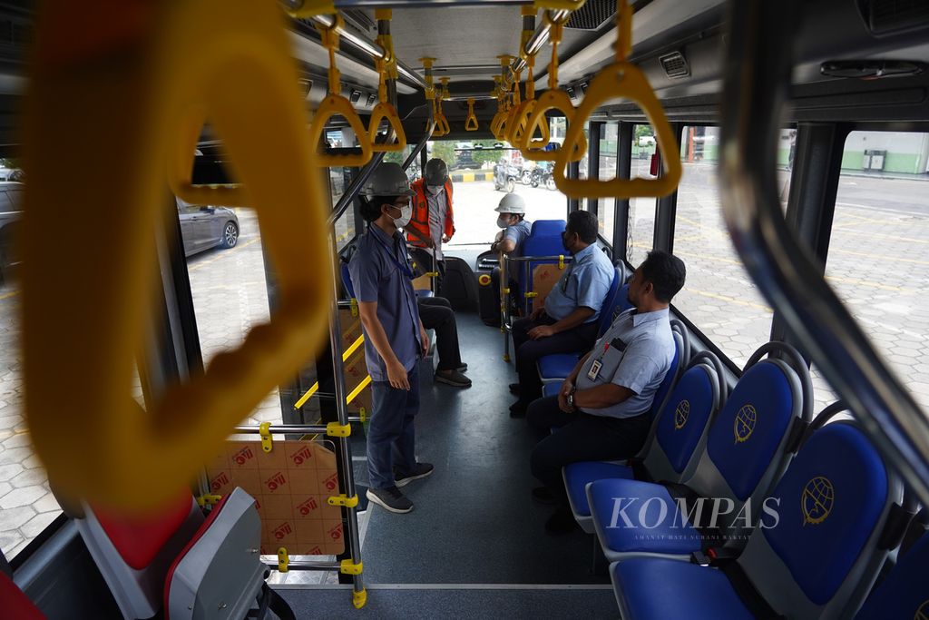 Bagian dalam kabin bus listrik buatan PT Industri Kereta Api (INKA), Madiun, Jawa Timur, Kamis (8/9/2022). Bus listrik ini dipersiapkan sebagai kendaraan yang digunakan selama penyelenggaraan KTT G20 di Bali.