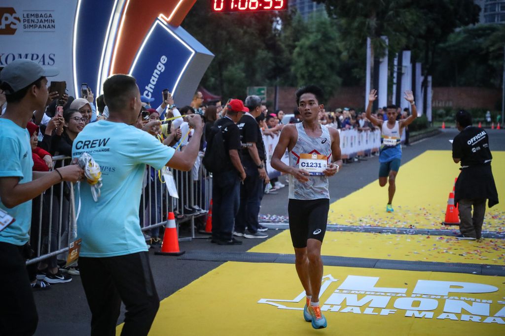 Pelari asal Indonesia, Robi Syianturi (depan) dan Rikki (belakang), sampai di garis finis dalam ajang LPS Monas Half Marathon di Istora Senayan, Jakarta, Minggu (2/7/2023). Harian <i>Kompas</i> bersama Lembaga Penjamin Simpanan (LPS) yang didukung oleh Pemerintah Provinsi DKI Jakarta menggelar LPS Monas Half Marathon dengan tema Restart for Change.