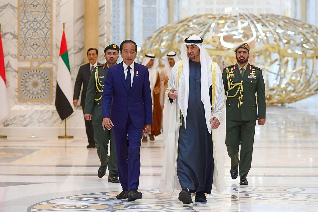 Presiden Joko Widodo disambut upacara kenegaraan di Qasr Al Watan, Abu Dhabi, Uni Emirat Arab (UEA), Rabu (17/7/2024). Setibanya di depan pintu masuk Qasr Al Watan, Presiden Jokowi langsung disambut Presiden UEA Mohamed bin Zayed Al Nahyan (MBZ).