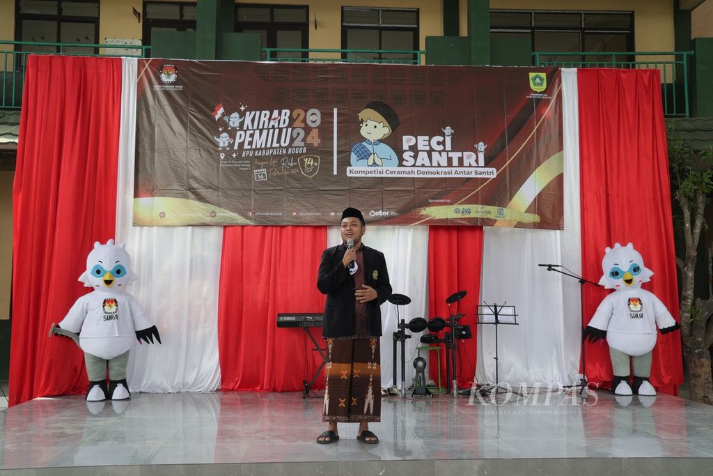 Salah satu peserta berceramah saat mengikuti Peci Santri (kompetisi ceramah demokrasi antarsantri) yang merupakan bagian dari Kirab Pemilu 2014 di Pondok Pesantren Nurul Hikmah, Jonggol, Kabupaten Bogor, Jawa Barat, Jumat (17/11/2023).