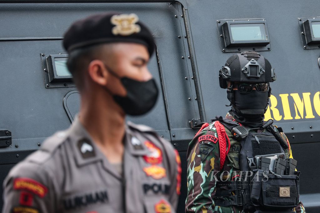 Aparat kepolisian berjaga-jaga di Pengadilan Negeri Jakarta Selatan, Jakarta, saat sidang perdana kasus dugaan pembunuhan berencana terhadap Brigadir Nofriansyah dan kasus dugaan penghalangan penyidikan, Senin (17/10/2022).