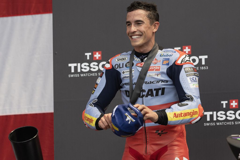 Pebalap Gresini Racing, Marc Marquez, melakukan selebrasi setelah finis kedua pada balapan sprint Grand Prix MotoGP seri Amerika di Sirkuit COTA, Austin, Texas, Sabtu (13/4/2024). 