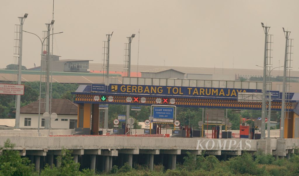 Gerbang Tol Tarumajaya yang menjadi pintu masuk dan keluar Jalan Tol Cibitung-Cilincing (JTCC) seksi ruas 3 Muarabakti-Kanal Banjir Timur (14,35 km) di Desa Pantai Makmur, Kecamatan Tarumajaya, Kabupaten Bekasi, Jawa Barat, Kamis (28/7/2022).  